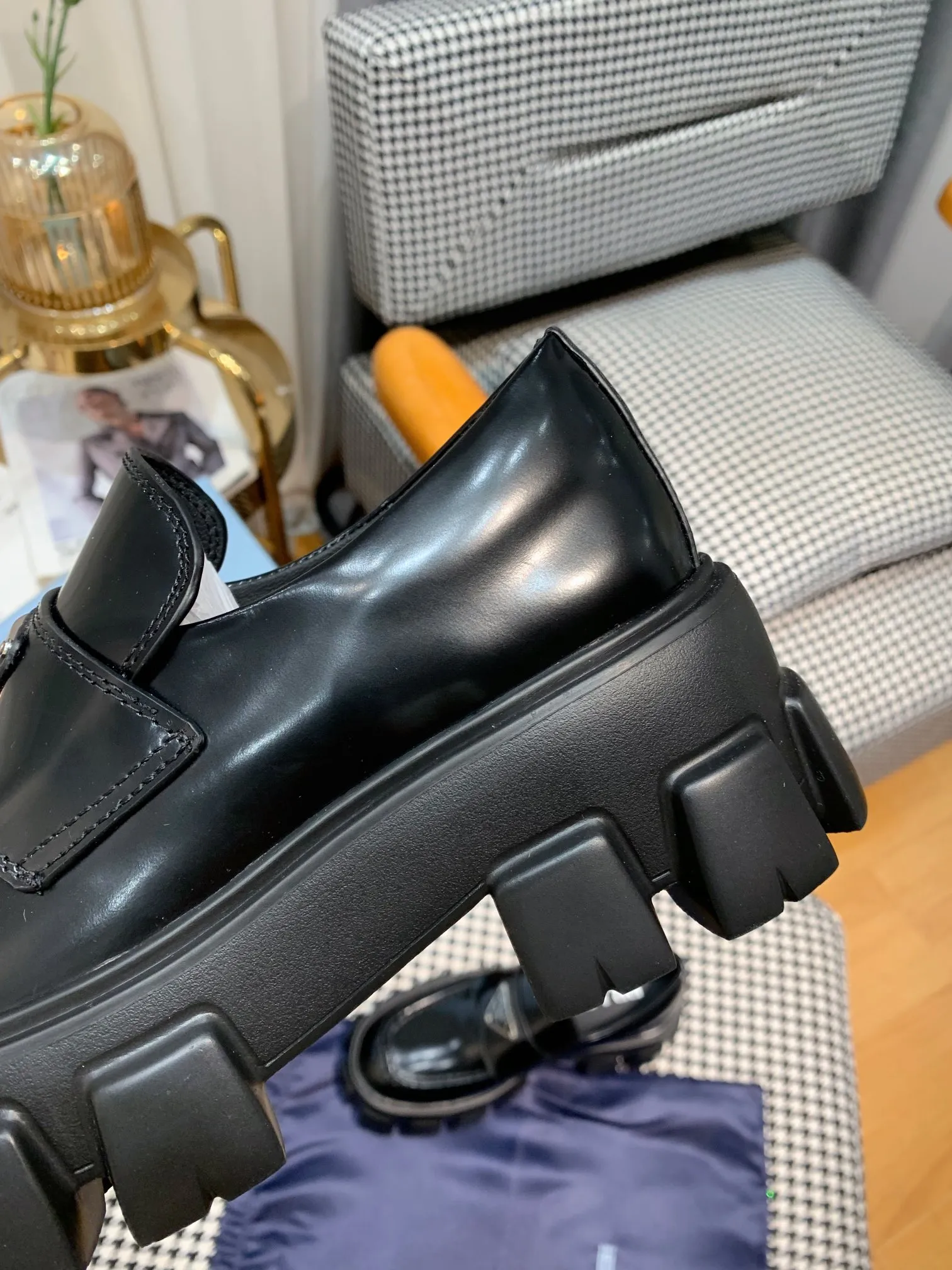 👟👟Ex-factory price 480👟👟 Women's shoes women's clothing ss23 Prada Prada ✨ 💥The T-stage catwalk model "Dream Never Sleeps" can be used on important occasions. It has an aristocratic feel and is perfect on the feet💃💃The entire series is full of exciting and unexpected combinations of elements, with a strong artistic flavor, allowing you to appreciate the ever-changing style of Prada girls. 1⃣ Upper: cowhide with open edge beads/patent leather 2⃣ Lining: imported sheepskin 3⃣ Outsole: lightweight foam outsole Size 35M-40M